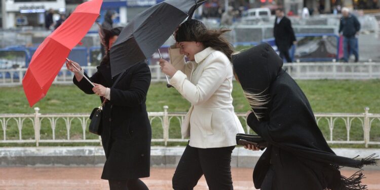 İstanbul’da Pazartesi Alarmı: Fırtına ve Kuvvetli Sağanak Yağış Geliyor