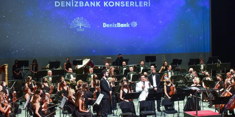 İDSO Konserinde Atatürk Kültür Merkezi’nde Cumhuriyet Coşkusu Yaşandı