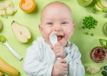 Uzmanlar Uyardı: Bebeklerde Ek Gıdaya Geçişte 6. Ayı Ertelemek Neden Zararlı?
