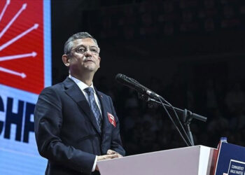 CHP Kurultayı’ndan Tarihi Oy Birliği: Özgür Özel’e 1333 Delege Onayı 📜