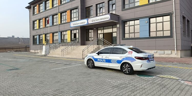 Şanlıurfa’da 25 Öğrenci Zehirlendi Şüphesiyle Hastaneye Kaldırıldı