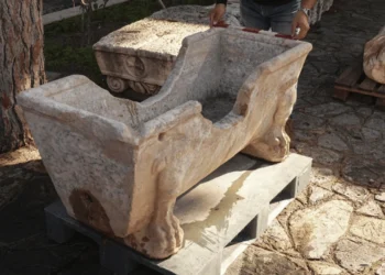 Efes Antik Kenti Kazılarında Mermer Küvet ve Heykel Bulundu