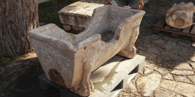 Efes Antik Kenti Kazılarında Mermer Küvet ve Heykel Bulundu