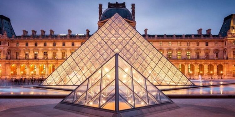 Louvre Müzesi su sızıntısı Nedeniyle Yüzlerce Belge Zarar Gördü