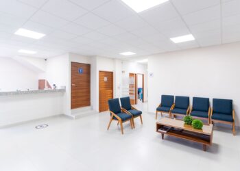 Aydınlık ve modern bir hastane bekleme salonu ve banklar