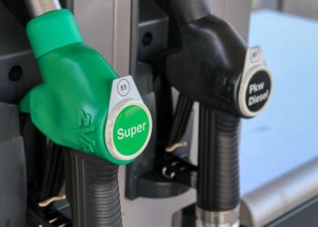 Almanya benzin istasyonunda Super E10 ibareli yeşil yakıt tabancası