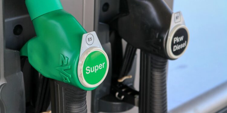 Almanya benzin istasyonunda Super E10 ibareli yeşil yakıt tabancası