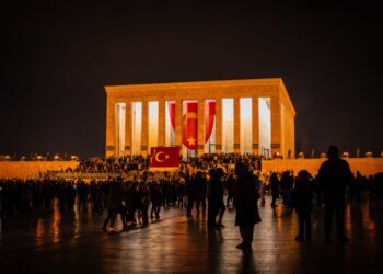 Gece saatlerinde aydınlatılmış Anıtkabir binası önünde toplanan kalabalık vatandaşlar