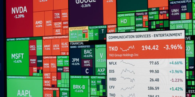 Kırmızı ve yeşil renklerle borsa hisse senetleri ve grafiklerin gösterildiği dijital pano.