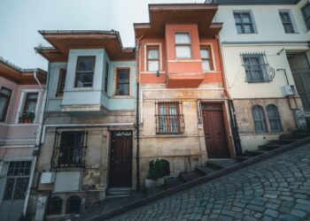 Tarihi ve renkli evlerin bulunduğu yokuş taş sokak