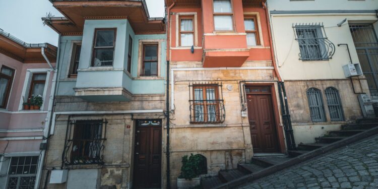 Tarihi ve renkli evlerin bulunduğu yokuş taş sokak