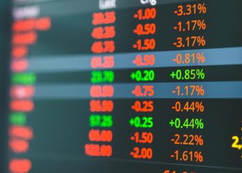 Koyu arka planda yeşil ve kırmızı renkli borsa hisse senedi verileri.
