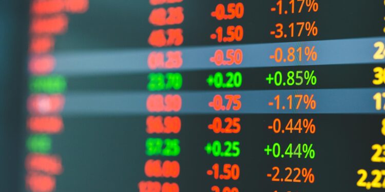 Koyu arka planda yeşil ve kırmızı renkli borsa hisse senedi verileri.