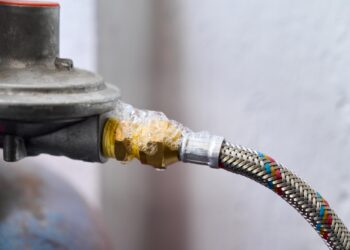Gaz borusu bağlantı noktasındaki vanada köpükle yapılan kaçak testi görünümü.
