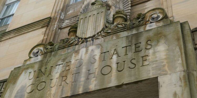 Üzerinde United States Court House yazan taş binanın giriş kısmının görünümü.