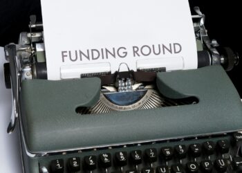 Daktilo kağıdının üzerinde büyük harflerle basılmış Funding Round yazısı.