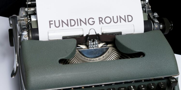 Daktilo kağıdının üzerinde büyük harflerle basılmış Funding Round yazısı.