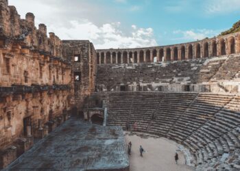 Tarihi antik tiyatronun oturma sıraları ve sahnesinin geniş açılı görünümü.