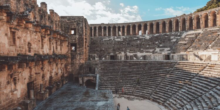 Tarihi antik tiyatronun oturma sıraları ve sahnesinin geniş açılı görünümü.