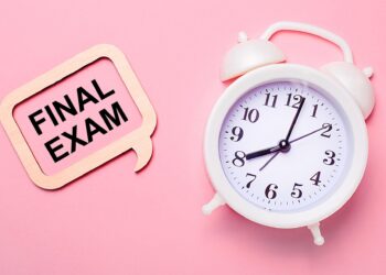 Üzerinde 'Final Exam' yazılı bir not kağıdı ve yanında çalar saat.