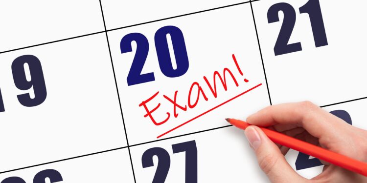Takvim yaprağında 20. günün üzerine kırmızı kalemle Exam yazılmış.