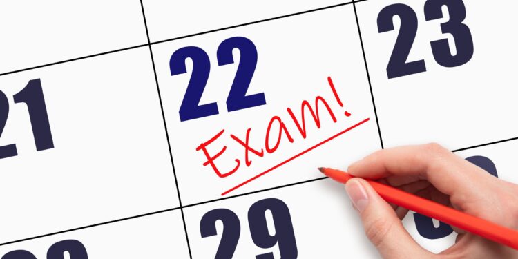 Takvim yaprağında 22 rakamının altında Exam yazılı kırmızı kalemle işaretlenmiş.