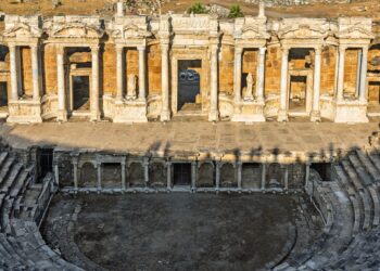 Tarihi antik tiyatronun sütunları ve oturma basamaklarının yüksek açılı görünümü