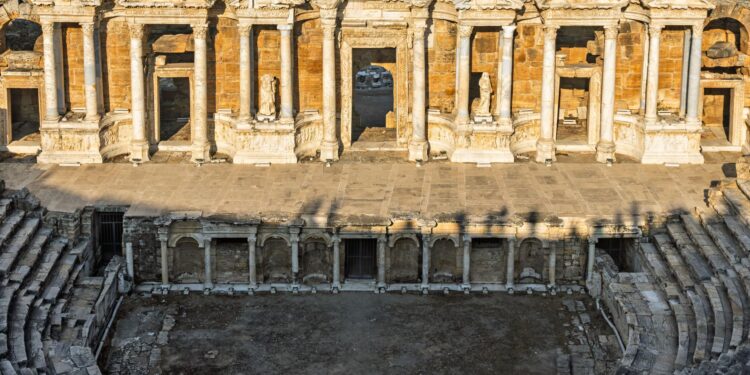 Tarihi antik tiyatronun sütunları ve oturma basamaklarının yüksek açılı görünümü