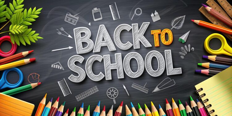 Kara tahta üzerinde tebeşirle yazılmış 'Back to School' yazısı ve okul malzemeleri.