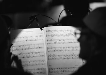 Nota sehpasında açık duran klasik müzik nota defteri ve aydınlatma lambası