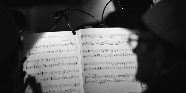 Nota sehpasında açık duran klasik müzik nota defteri ve aydınlatma lambası