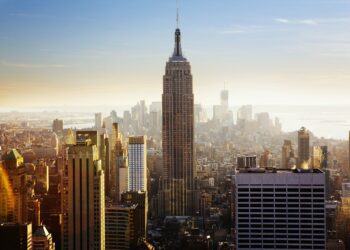 New York şehir silüeti ve Empire State binasının genel görünümü.
