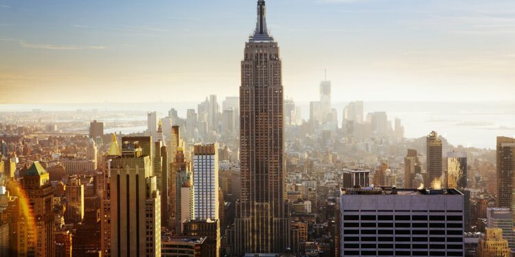 New York şehir silüeti ve Empire State binasının genel görünümü.