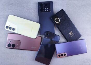 Gri zemin üzerinde farklı marka ve modellerde birden fazla akıllı telefon