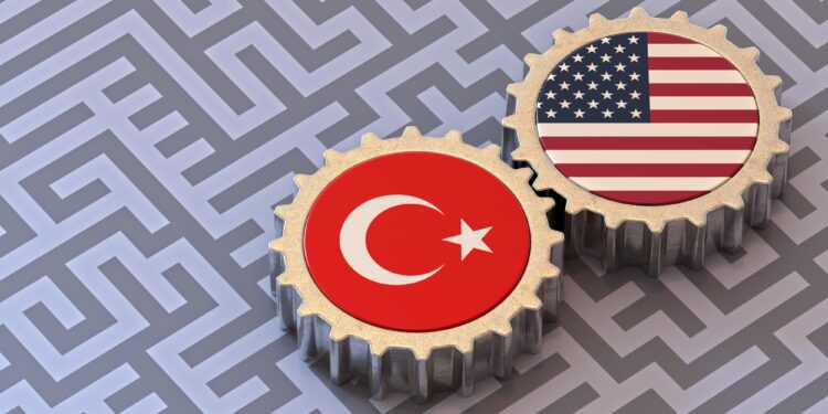 Türkiye ve ABD bayraklarının basılı olduğu metal dişliler gri zemin üzerinde.