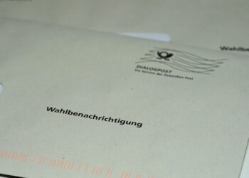 Üzerinde Almanca seçim bildirimi yazılı olan resmi bir posta zarfı