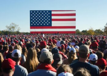 Açık havada devasa Amerikan bayrağının önünde toplanmış kalabalık siyasi miting kalabalığı