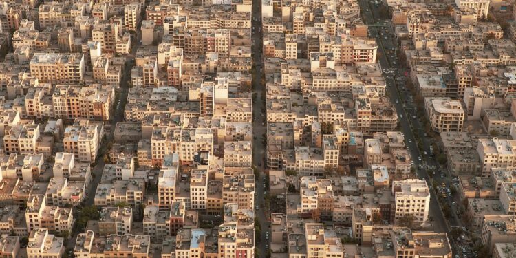 Tahran şehrinin üzerindeki yoğun binalar ve sokakların havadan çekilmiş geniş görünümü.