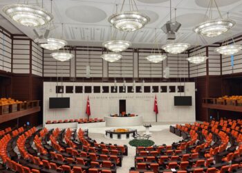 Boş ve geniş Türkiye Büyük Millet Meclisi genel kurul salonunun genel açılış planı.