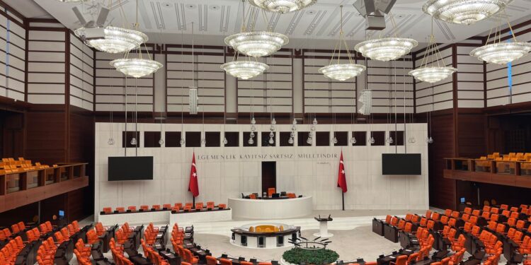 Boş ve geniş Türkiye Büyük Millet Meclisi genel kurul salonunun genel açılış planı.